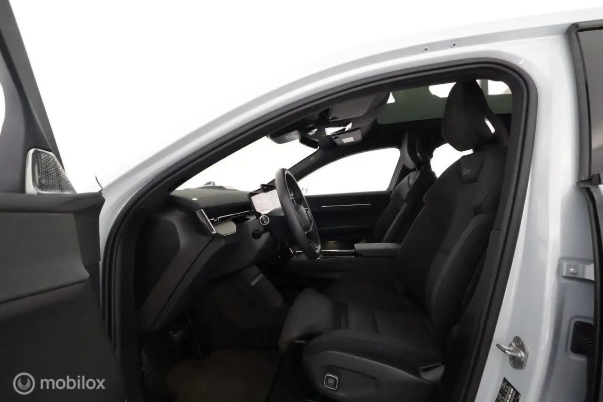 Long range Dual motor Pilot Plus 111 kWh, B&W