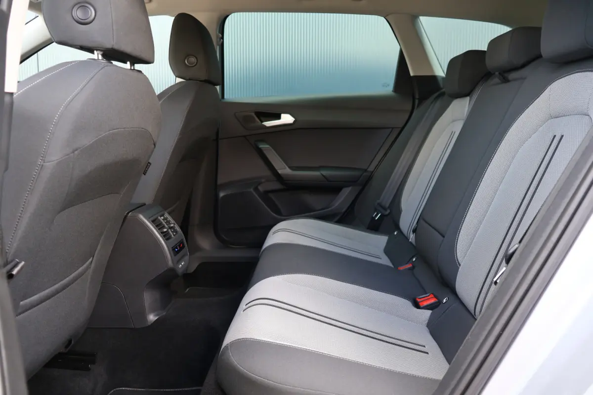 1.0 TSI Style Business Intense | Wegklapbare Trekhaak | Camera | Adaptieve Cruise Control | Apple Carplay / Android Auto