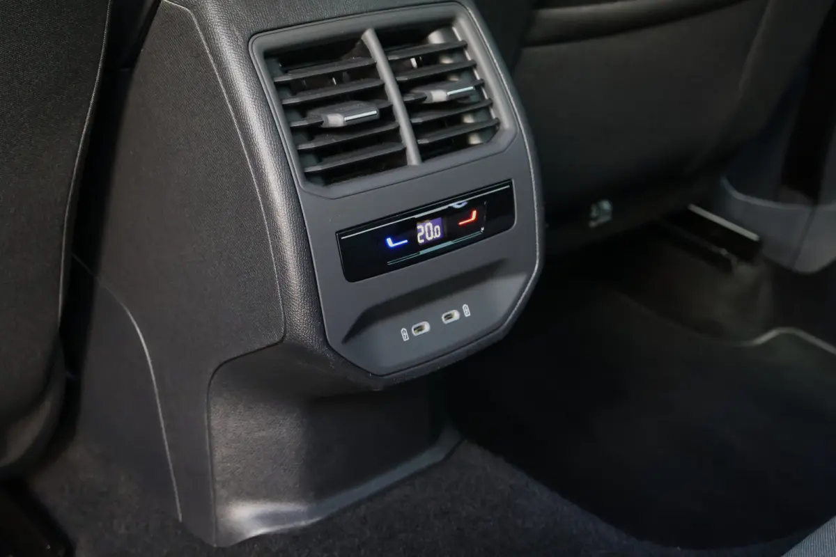 1.0 TSI Style Business Intense | Wegklapbare Trekhaak | Camera | Adaptieve Cruise Control | Apple Carplay / Android Auto
