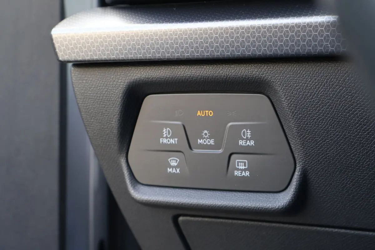 1.0 TSI Style Business Intense | Wegklapbare Trekhaak | Camera | Adaptieve Cruise Control | Apple Carplay / Android Auto