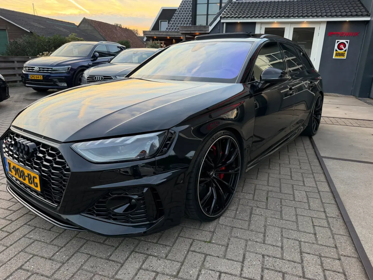 2.9 TFSI RS 4 quattro / Pano / Keramisch / ABT / Top View / Head-Up / Milltek