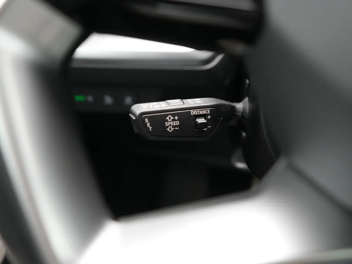 35 S Line 55 kWh 170pk Dealer O.H. | Panodak | Adaptive Cruise | Camera | Matrix LED | Lederen Comfortstoelen Verwarmd | Virtual Cockpit | Lane Assist | DAB | 21"L.M |