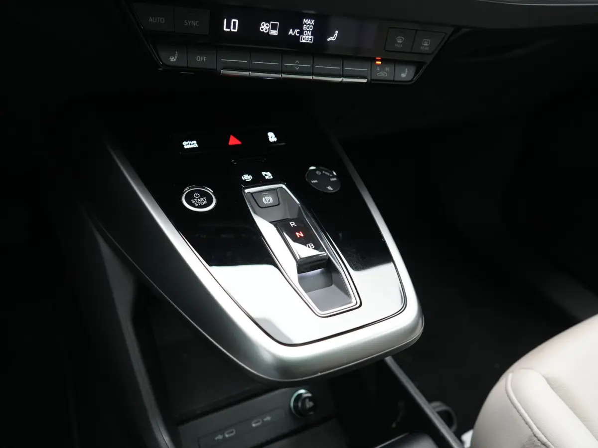35 S Line 55 kWh 170pk Dealer O.H. | Panodak | Adaptive Cruise | Camera | Matrix LED | Lederen Comfortstoelen Verwarmd | Virtual Cockpit | Lane Assist | DAB | 21"L.M |