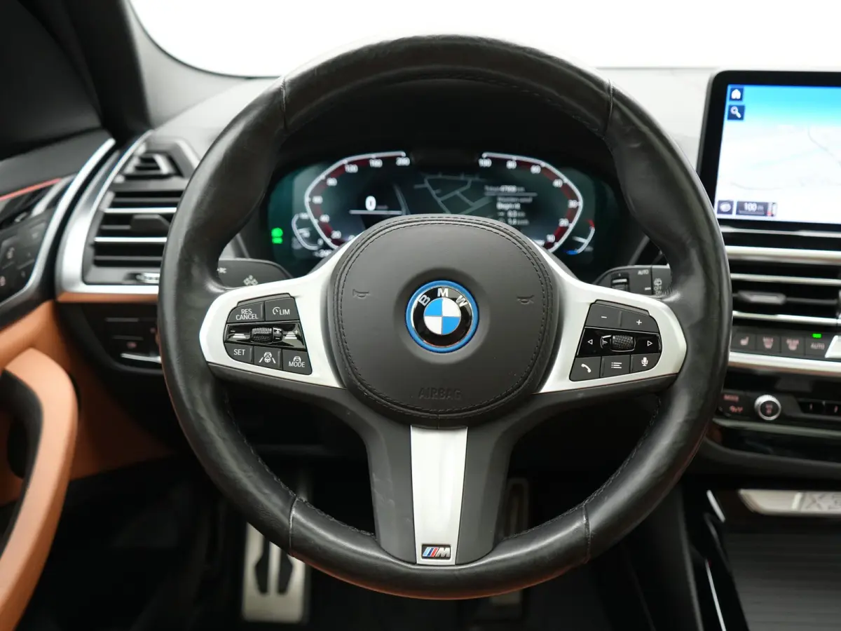 M Sport 80 kWh 286pk Dealer O.H | Panodak | Adaptive Cruise | Camera | Lederen Sportstoelen Memory & Verwarmd | Sfeerverlichting | Blis | Apple Carplay | Navigatie | DAB | 19"L.M