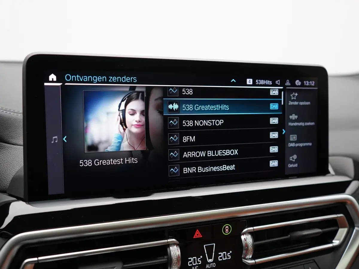 M Sport 80 kWh 286pk Dealer O.H | Panodak | Adaptive Cruise | Camera | Lederen Sportstoelen Memory & Verwarmd | Sfeerverlichting | Blis | Apple Carplay | Navigatie | DAB | 19"L.M