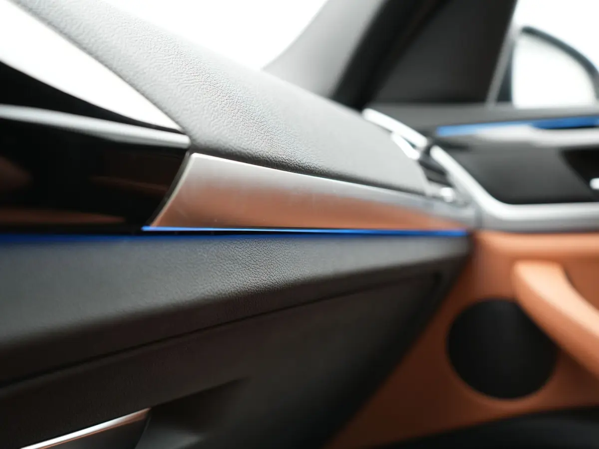 M Sport 80 kWh 286pk Dealer O.H | Panodak | Adaptive Cruise | Camera | Lederen Sportstoelen Memory & Verwarmd | Sfeerverlichting | Blis | Apple Carplay | Navigatie | DAB | 19"L.M