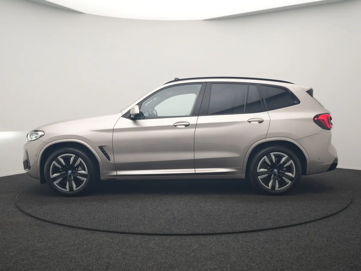 M Sport 80 kWh 286pk Dealer O.H | Panodak | Adaptive Cruise | Camera | Lederen Sportstoelen Memory & Verwarmd | Sfeerverlichting | Blis | Apple Carplay | Navigatie | DAB | 19"L.M