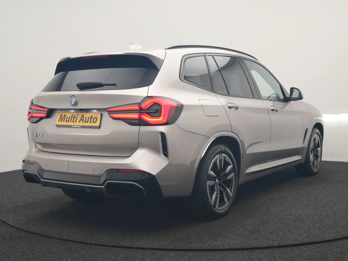 M Sport 80 kWh 286pk Dealer O.H | Panodak | Adaptive Cruise | Camera | Lederen Sportstoelen Memory & Verwarmd | Sfeerverlichting | Blis | Apple Carplay | Navigatie | DAB | 19"L.M
