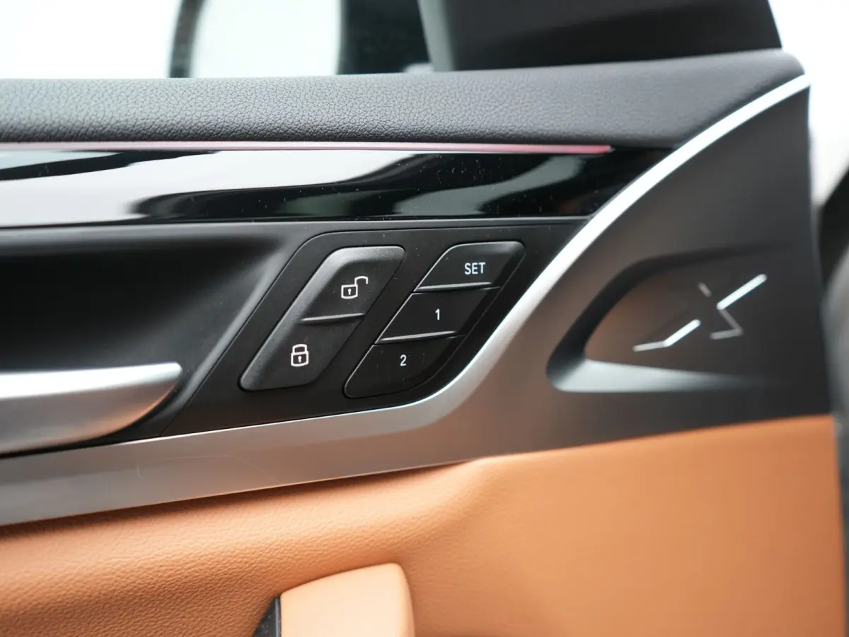 M Sport 80 kWh 286pk Dealer O.H | Panodak | Adaptive Cruise | Camera | Lederen Sportstoelen Memory & Verwarmd | Sfeerverlichting | Blis | Apple Carplay | Navigatie | DAB | 19"L.M