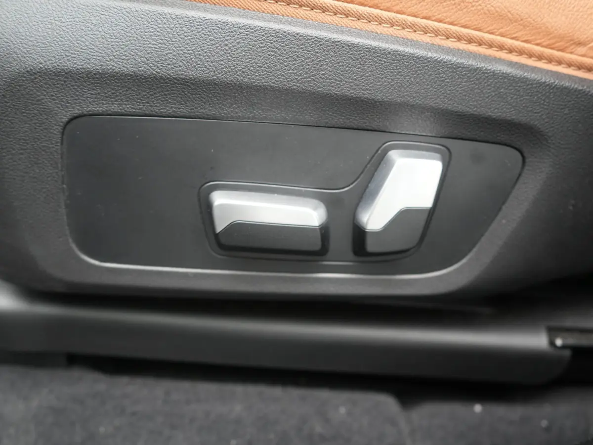 M Sport 80 kWh 286pk Dealer O.H | Panodak | Adaptive Cruise | Camera | Lederen Sportstoelen Memory & Verwarmd | Sfeerverlichting | Blis | Apple Carplay | Navigatie | DAB | 19"L.M