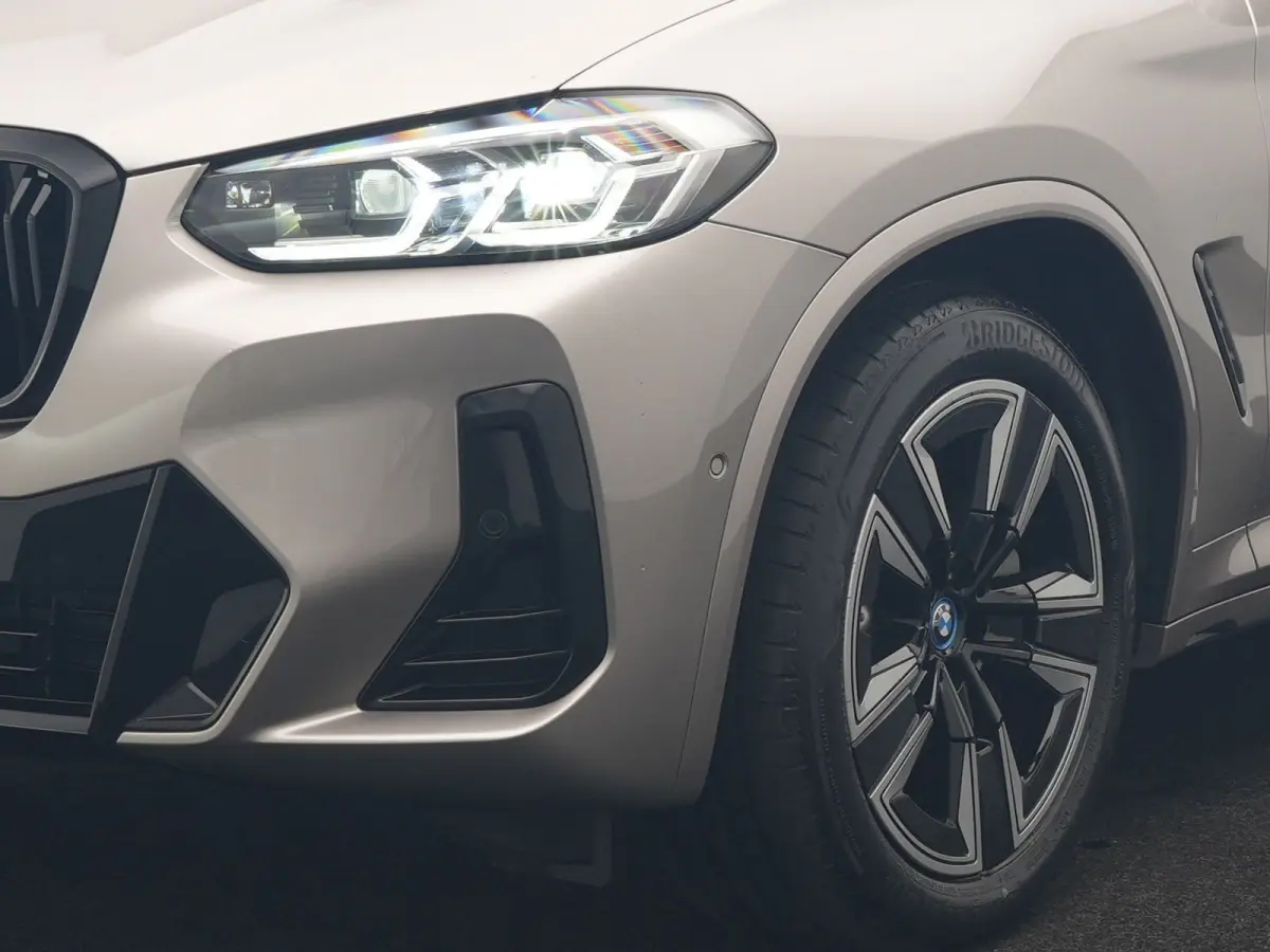 M Sport 80 kWh 286pk Dealer O.H | Panodak | Adaptive Cruise | Camera | Lederen Sportstoelen Memory & Verwarmd | Sfeerverlichting | Blis | Apple Carplay | Navigatie | DAB | 19"L.M