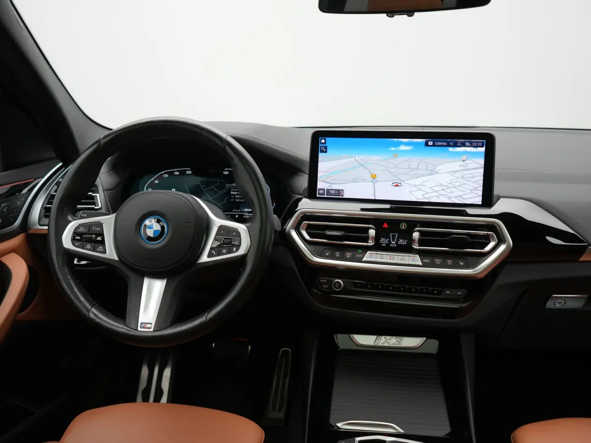 M Sport 80 kWh 286pk Dealer O.H | Panodak | Adaptive Cruise | Camera | Lederen Sportstoelen Memory & Verwarmd | Sfeerverlichting | Blis | Apple Carplay | Navigatie | DAB | 19"L.M