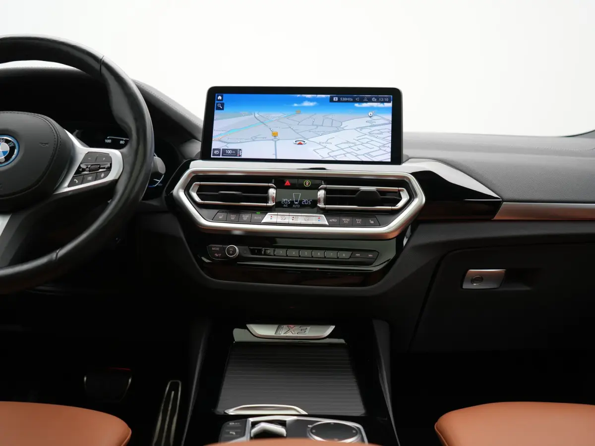 M Sport 80 kWh 286pk Dealer O.H | Panodak | Adaptive Cruise | Camera | Lederen Sportstoelen Memory & Verwarmd | Sfeerverlichting | Blis | Apple Carplay | Navigatie | DAB | 19"L.M