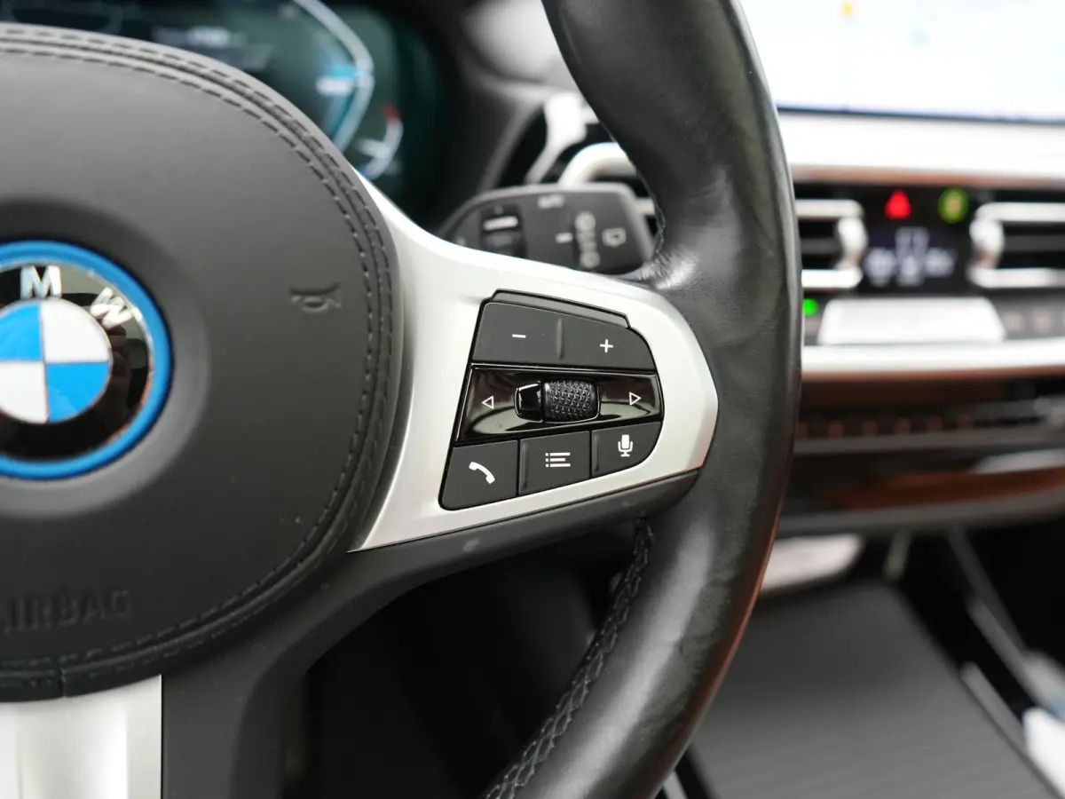 M Sport 80 kWh 286pk Dealer O.H | Panodak | Adaptive Cruise | Camera | Lederen Sportstoelen Memory & Verwarmd | Sfeerverlichting | Blis | Apple Carplay | Navigatie | DAB | 19"L.M