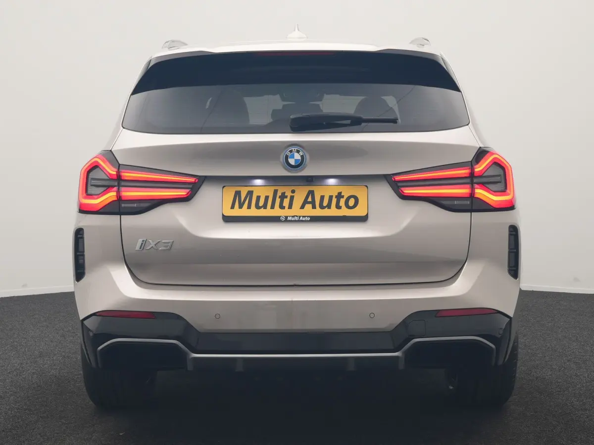 M Sport 80 kWh 286pk Dealer O.H | Panodak | Adaptive Cruise | Camera | Lederen Sportstoelen Memory & Verwarmd | Sfeerverlichting | Blis | Apple Carplay | Navigatie | DAB | 19"L.M