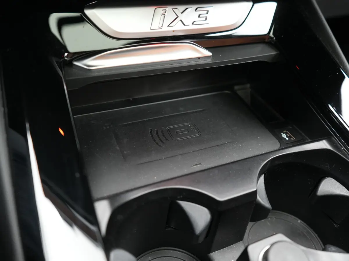 M Sport 80 kWh 286pk Dealer O.H | Panodak | Adaptive Cruise | Camera | Lederen Sportstoelen Memory & Verwarmd | Sfeerverlichting | Blis | Apple Carplay | Navigatie | DAB | 19"L.M