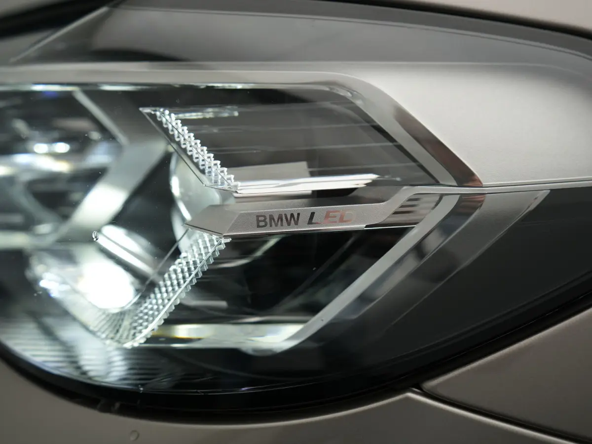 M Sport 80 kWh 286pk Dealer O.H | Panodak | Adaptive Cruise | Camera | Lederen Sportstoelen Memory & Verwarmd | Sfeerverlichting | Blis | Apple Carplay | Navigatie | DAB | 19"L.M