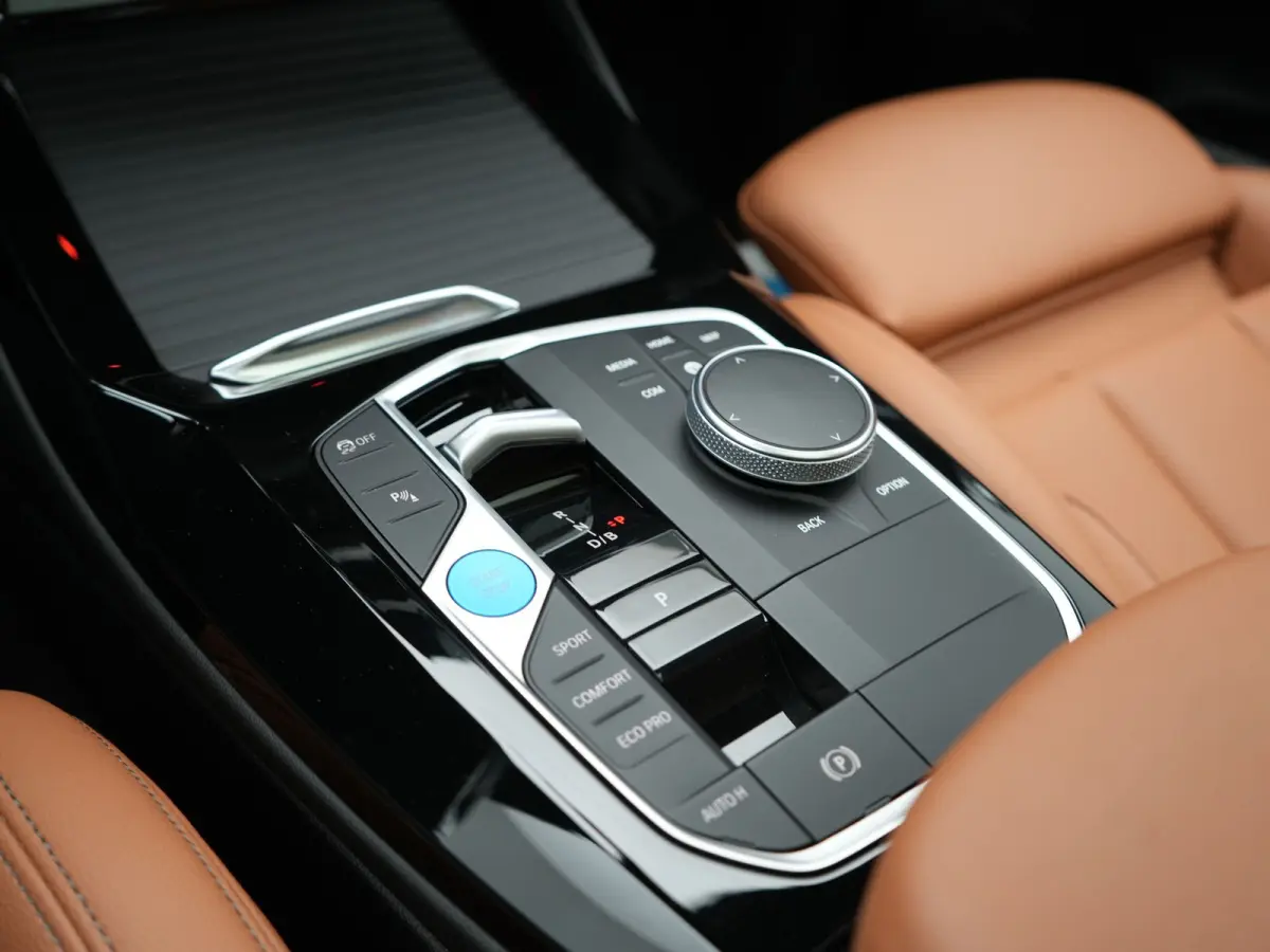 M Sport 80 kWh 286pk Dealer O.H | Panodak | Adaptive Cruise | Camera | Lederen Sportstoelen Memory & Verwarmd | Sfeerverlichting | Blis | Apple Carplay | Navigatie | DAB | 19"L.M