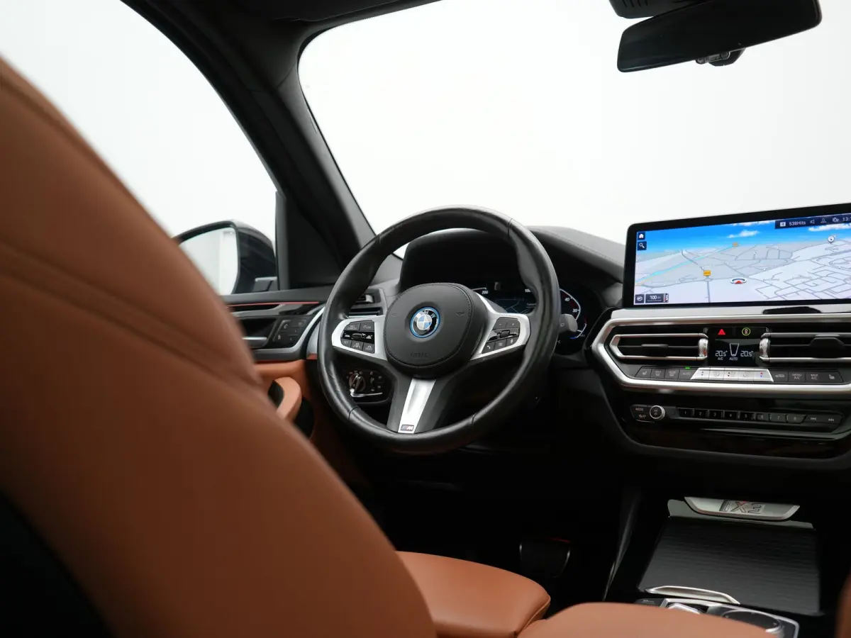 M Sport 80 kWh 286pk Dealer O.H | Panodak | Adaptive Cruise | Camera | Lederen Sportstoelen Memory & Verwarmd | Sfeerverlichting | Blis | Apple Carplay | Navigatie | DAB | 19"L.M