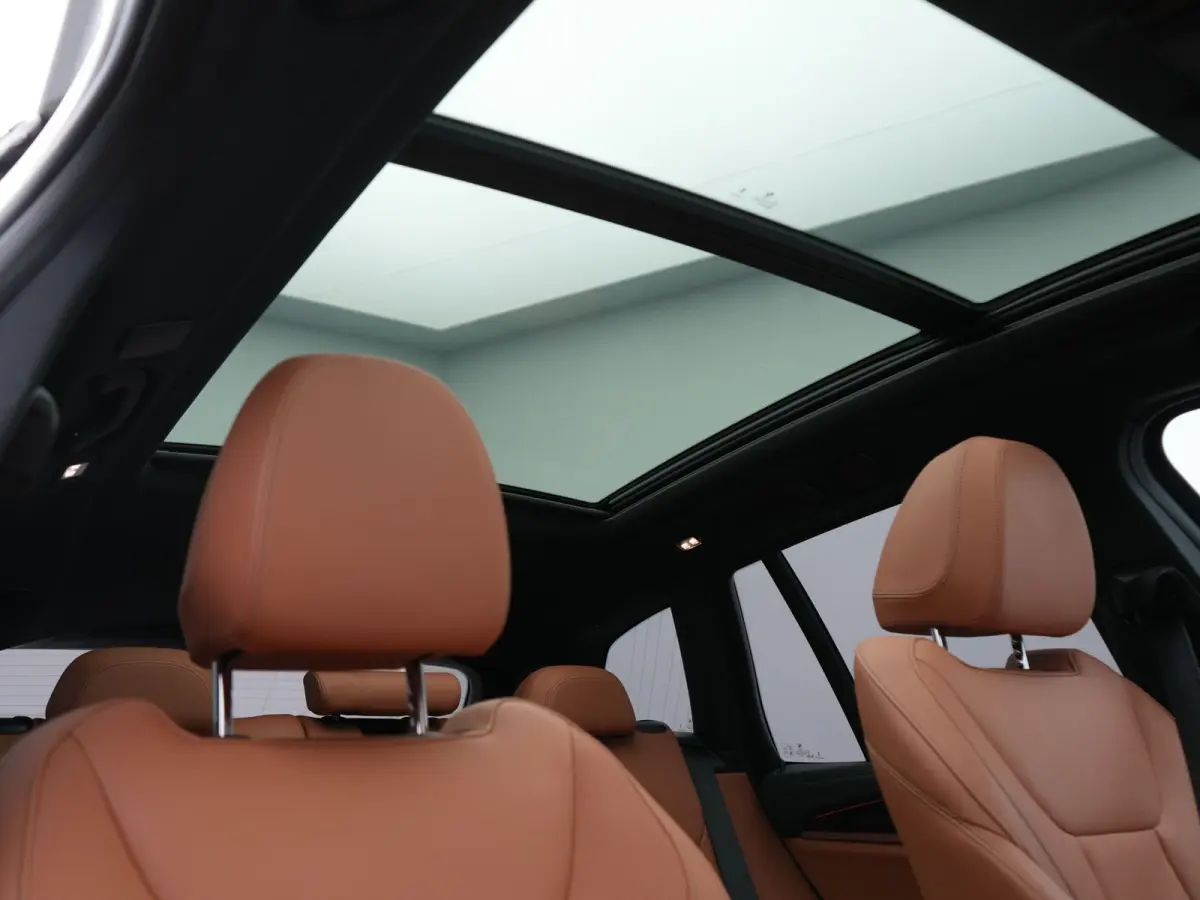 M Sport 80 kWh 286pk Dealer O.H | Panodak | Adaptive Cruise | Camera | Lederen Sportstoelen Memory & Verwarmd | Sfeerverlichting | Blis | Apple Carplay | Navigatie | DAB | 19"L.M