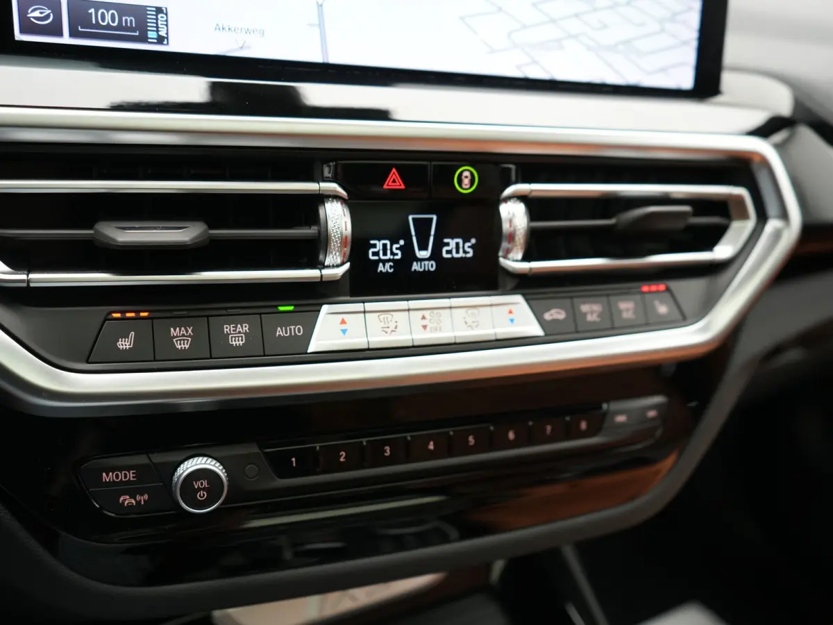 M Sport 80 kWh 286pk Dealer O.H | Panodak | Adaptive Cruise | Camera | Lederen Sportstoelen Memory & Verwarmd | Sfeerverlichting | Blis | Apple Carplay | Navigatie | DAB | 19"L.M