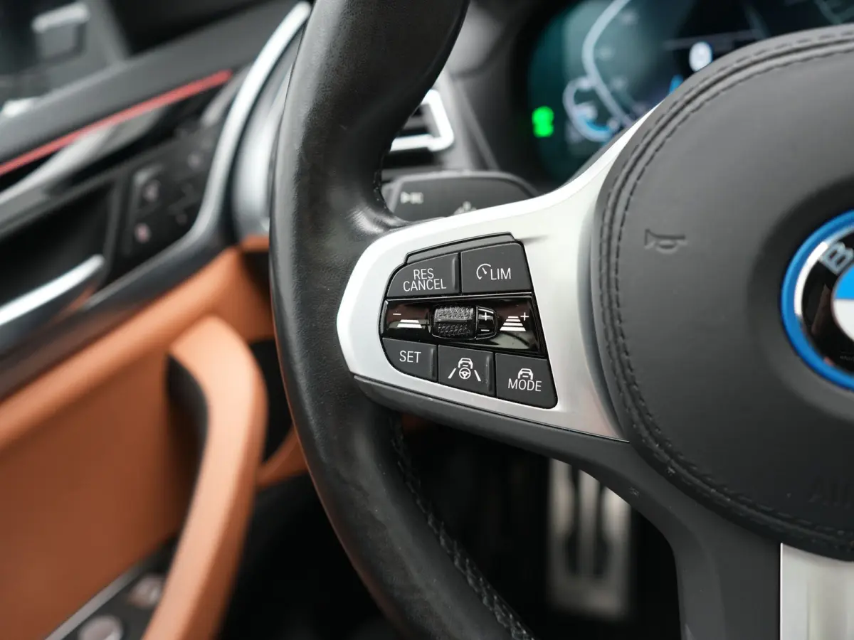 M Sport 80 kWh 286pk Dealer O.H | Panodak | Adaptive Cruise | Camera | Lederen Sportstoelen Memory & Verwarmd | Sfeerverlichting | Blis | Apple Carplay | Navigatie | DAB | 19"L.M