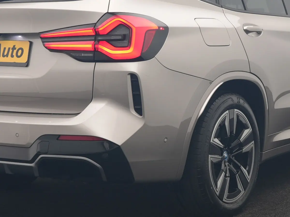 M Sport 80 kWh 286pk Dealer O.H | Panodak | Adaptive Cruise | Camera | Lederen Sportstoelen Memory & Verwarmd | Sfeerverlichting | Blis | Apple Carplay | Navigatie | DAB | 19"L.M