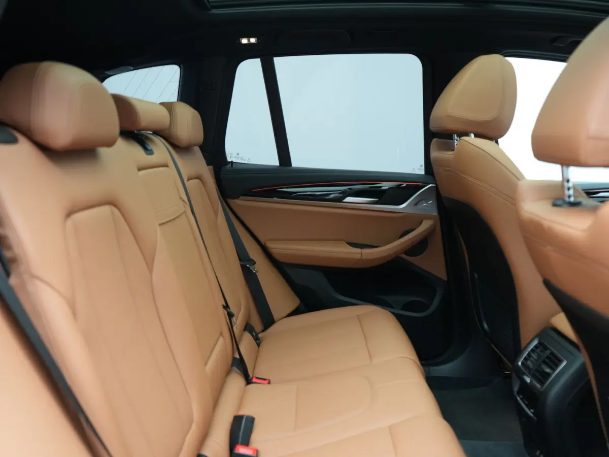 M Sport 80 kWh 286pk Dealer O.H | Panodak | Adaptive Cruise | Camera | Lederen Sportstoelen Memory & Verwarmd | Sfeerverlichting | Blis | Apple Carplay | Navigatie | DAB | 19"L.M