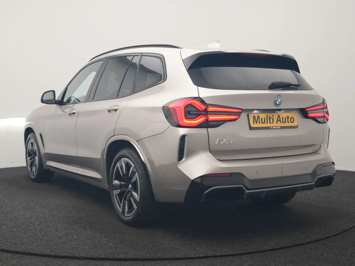 M Sport 80 kWh 286pk Dealer O.H | Panodak | Adaptive Cruise | Camera | Lederen Sportstoelen Memory & Verwarmd | Sfeerverlichting | Blis | Apple Carplay | Navigatie | DAB | 19"L.M