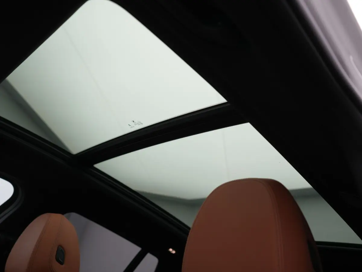 M Sport 80 kWh 286pk Dealer O.H | Panodak | Adaptive Cruise | Camera | Lederen Sportstoelen Memory & Verwarmd | Sfeerverlichting | Blis | Apple Carplay | Navigatie | DAB | 19"L.M