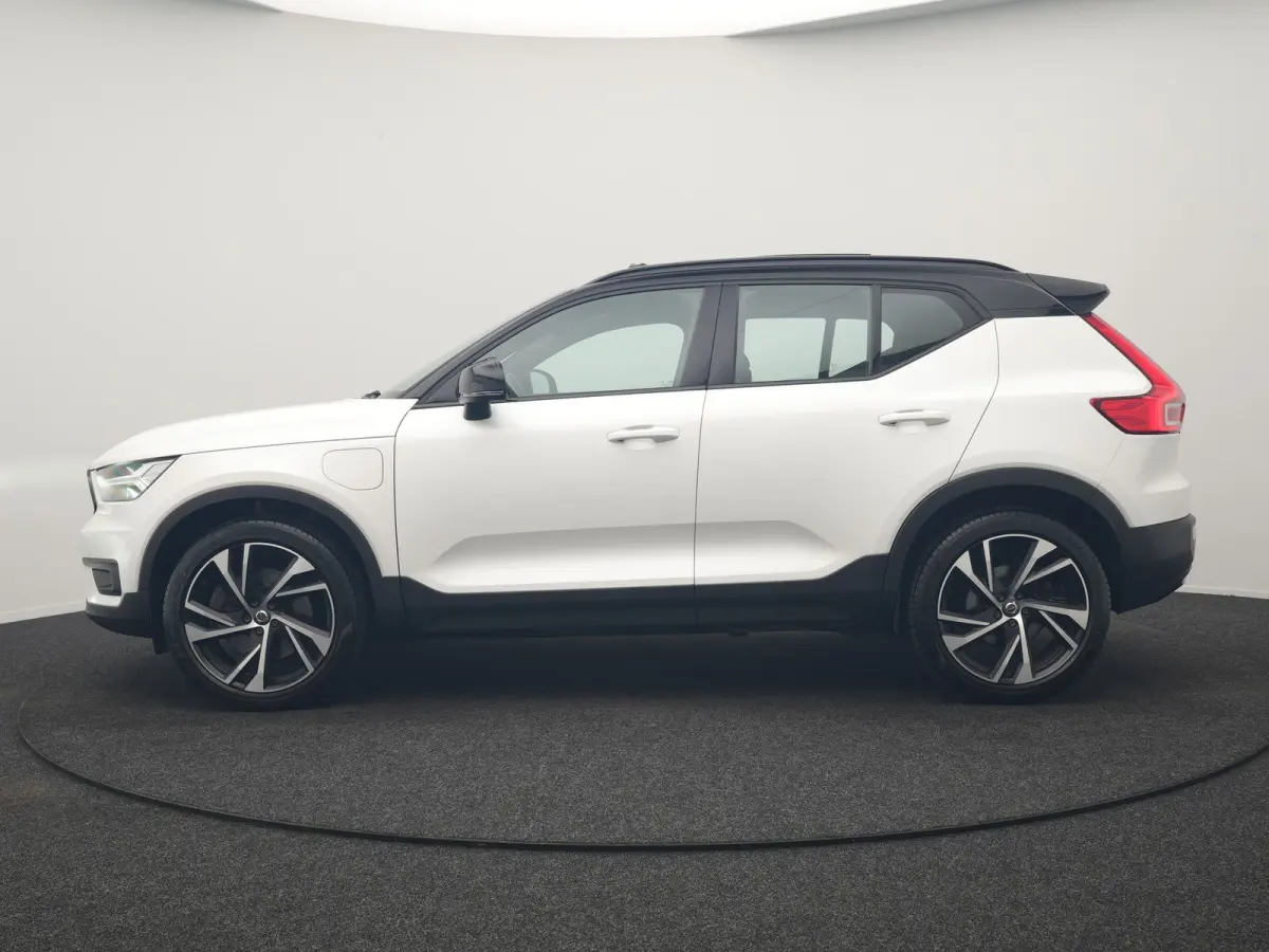 T5 R-Design PHEV 262pk | Panodak | Adaptive Cruise | Camera | Alcantara Sportstoelen Memory & Verwarmd | Stuur Verwarmd | Keyless | BLIS | Apple Carplay | Navigatie | DAB | 20"L.M | Plug in 