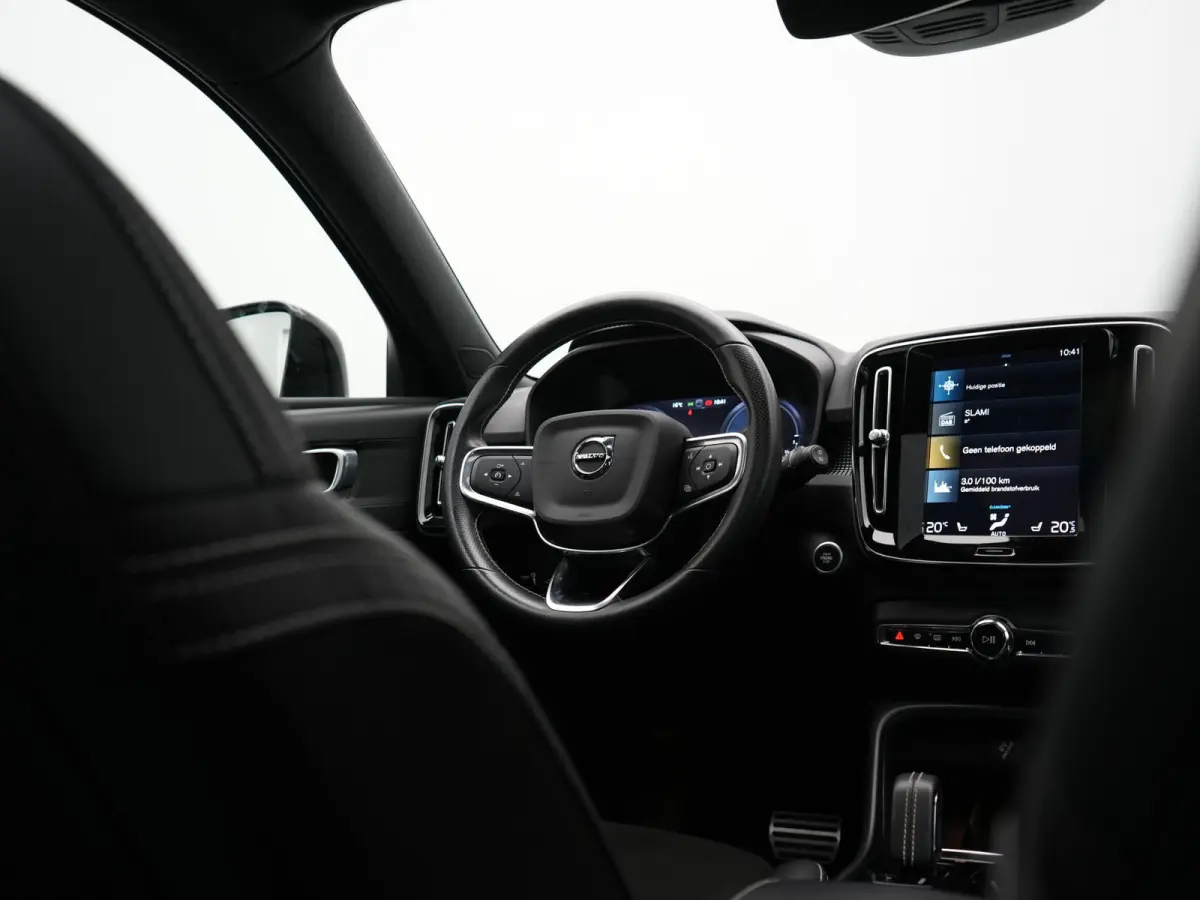 T5 R-Design PHEV 262pk | Panodak | Adaptive Cruise | Camera | Alcantara Sportstoelen Memory & Verwarmd | Stuur Verwarmd | Keyless | BLIS | Apple Carplay | Navigatie | DAB | 20"L.M | Plug in 