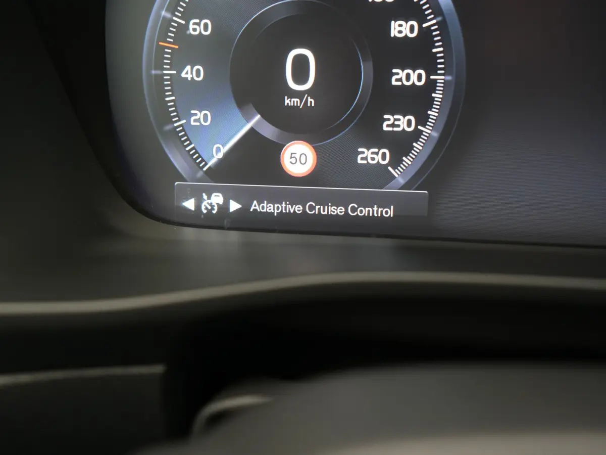 T5 R-Design PHEV 262pk | Panodak | Adaptive Cruise | Camera | Alcantara Sportstoelen Memory & Verwarmd | Stuur Verwarmd | Keyless | BLIS | Apple Carplay | Navigatie | DAB | 20"L.M | Plug in 
