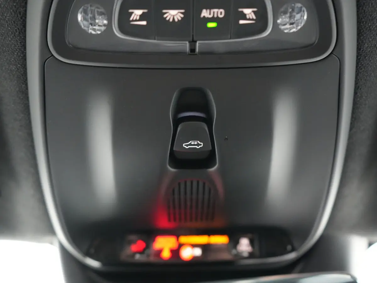 T5 R-Design PHEV 262pk | Panodak | Adaptive Cruise | Camera | Alcantara Sportstoelen Memory & Verwarmd | Stuur Verwarmd | Keyless | BLIS | Apple Carplay | Navigatie | DAB | 20"L.M | Plug in 