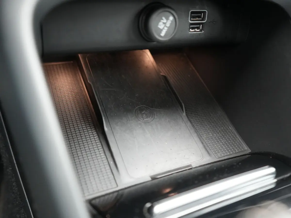 T5 R-Design PHEV 262pk | Panodak | Adaptive Cruise | Camera | Alcantara Sportstoelen Memory & Verwarmd | Stuur Verwarmd | Keyless | BLIS | Apple Carplay | Navigatie | DAB | 20"L.M | Plug in 