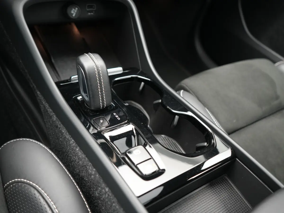 T5 R-Design PHEV 262pk | Panodak | Adaptive Cruise | Camera | Alcantara Sportstoelen Memory & Verwarmd | Stuur Verwarmd | Keyless | BLIS | Apple Carplay | Navigatie | DAB | 20"L.M | Plug in 