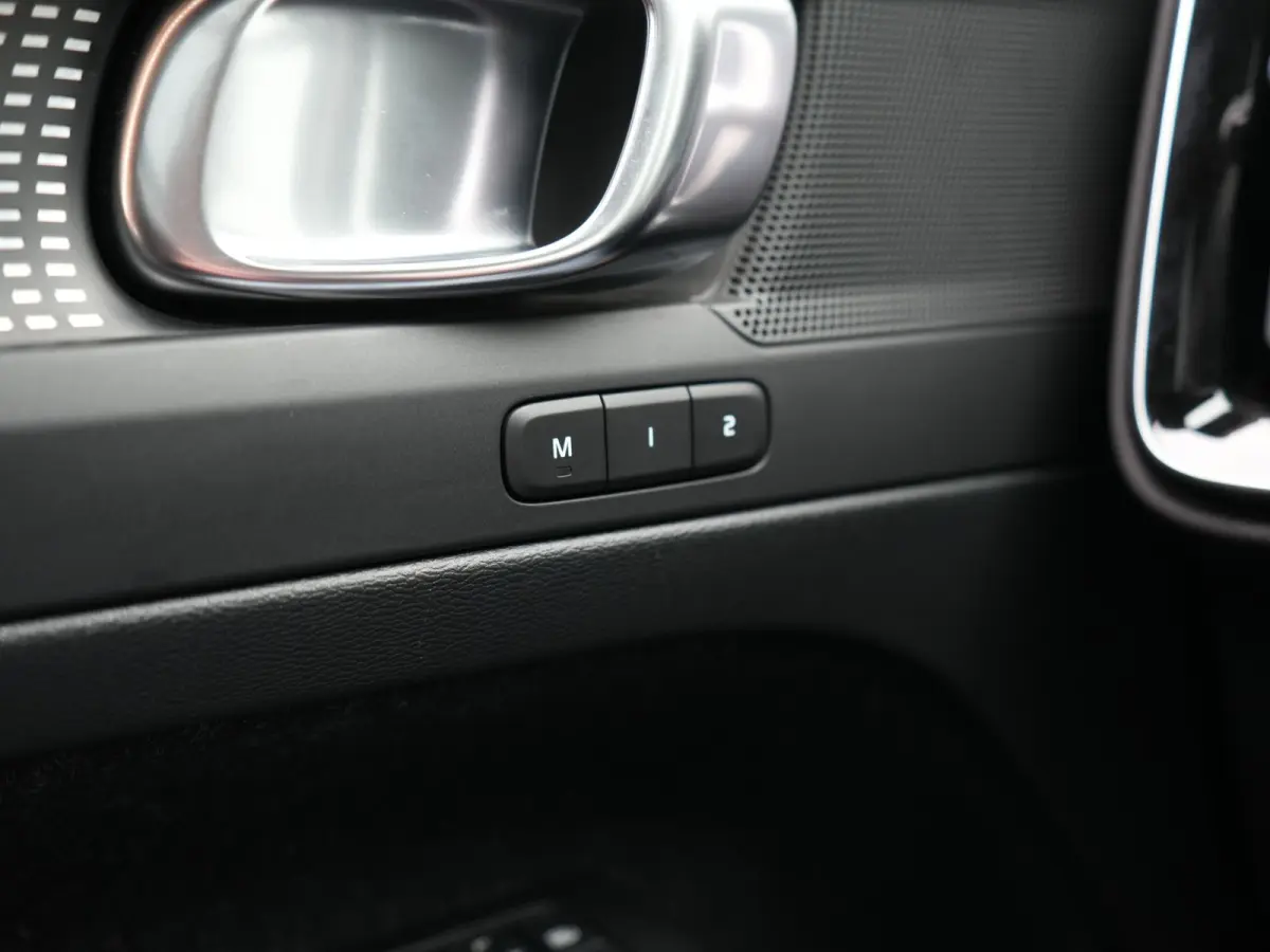 T5 R-Design PHEV 262pk | Panodak | Adaptive Cruise | Camera | Alcantara Sportstoelen Memory & Verwarmd | Stuur Verwarmd | Keyless | BLIS | Apple Carplay | Navigatie | DAB | 20"L.M | Plug in 