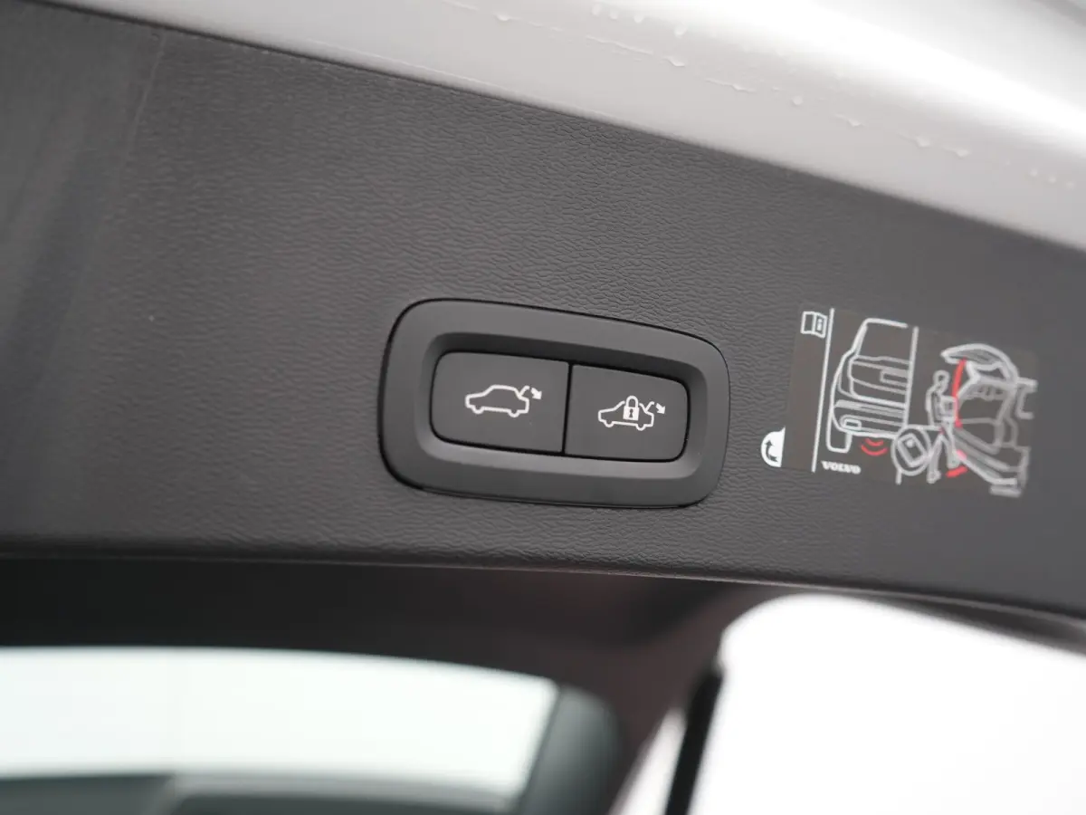 T5 R-Design PHEV 262pk | Panodak | Adaptive Cruise | Camera | Alcantara Sportstoelen Memory & Verwarmd | Stuur Verwarmd | Keyless | BLIS | Apple Carplay | Navigatie | DAB | 20"L.M | Plug in 