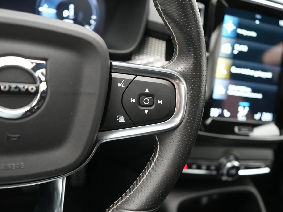 T5 R-Design PHEV 262pk | Panodak | Adaptive Cruise | Camera | Alcantara Sportstoelen Memory & Verwarmd | Stuur Verwarmd | Keyless | BLIS | Apple Carplay | Navigatie | DAB | 20"L.M | Plug in 