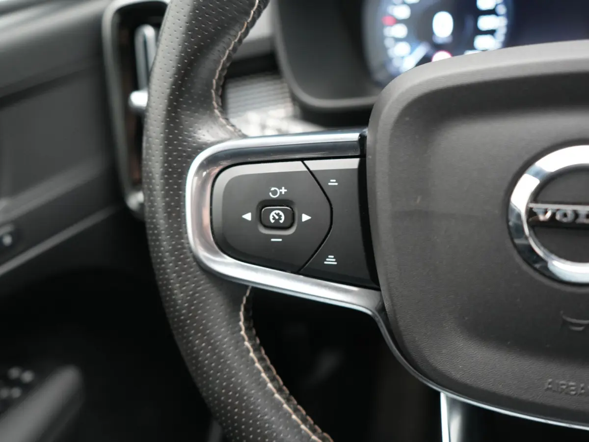 T5 R-Design PHEV 262pk | Panodak | Adaptive Cruise | Camera | Alcantara Sportstoelen Memory & Verwarmd | Stuur Verwarmd | Keyless | BLIS | Apple Carplay | Navigatie | DAB | 20"L.M | Plug in 