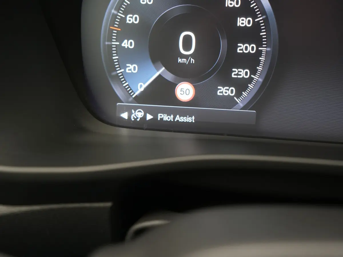 T5 R-Design PHEV 262pk | Panodak | Adaptive Cruise | Camera | Alcantara Sportstoelen Memory & Verwarmd | Stuur Verwarmd | Keyless | BLIS | Apple Carplay | Navigatie | DAB | 20"L.M | Plug in 