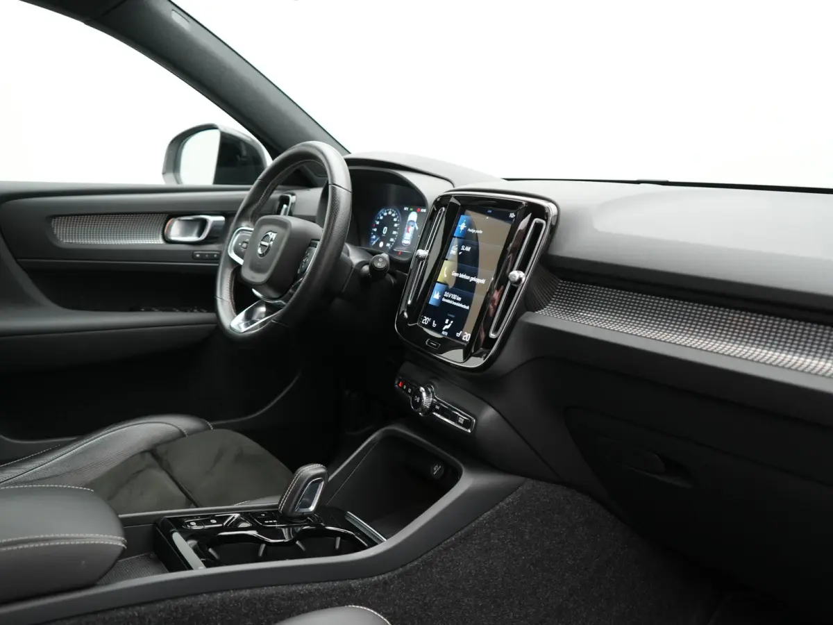 T5 R-Design PHEV 262pk | Panodak | Adaptive Cruise | Camera | Alcantara Sportstoelen Memory & Verwarmd | Stuur Verwarmd | Keyless | BLIS | Apple Carplay | Navigatie | DAB | 20"L.M | Plug in 