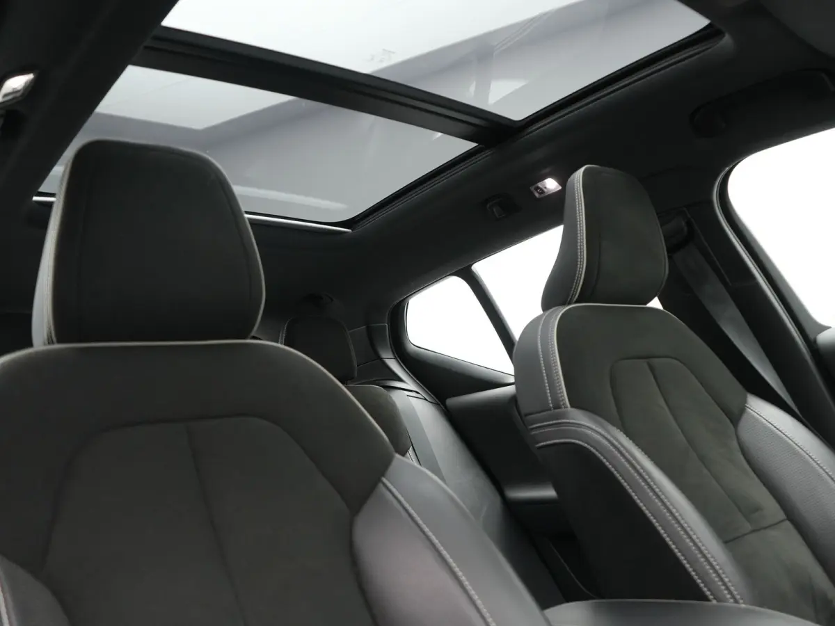 T5 R-Design PHEV 262pk | Panodak | Adaptive Cruise | Camera | Alcantara Sportstoelen Memory & Verwarmd | Stuur Verwarmd | Keyless | BLIS | Apple Carplay | Navigatie | DAB | 20"L.M | Plug in 
