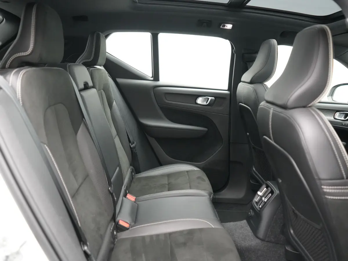 T5 R-Design PHEV 262pk | Panodak | Adaptive Cruise | Camera | Alcantara Sportstoelen Memory & Verwarmd | Stuur Verwarmd | Keyless | BLIS | Apple Carplay | Navigatie | DAB | 20"L.M | Plug in 