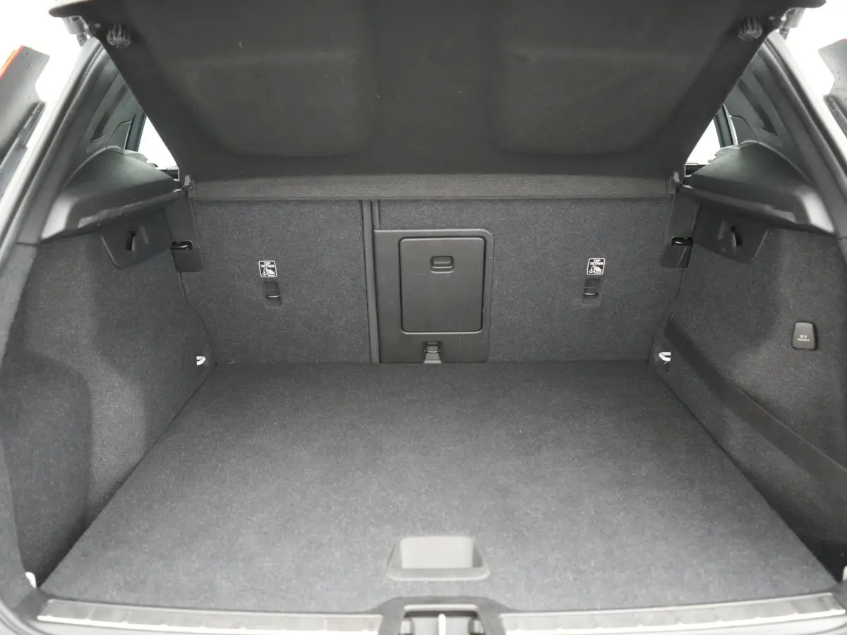 T5 R-Design PHEV 262pk | Panodak | Adaptive Cruise | Camera | Alcantara Sportstoelen Memory & Verwarmd | Stuur Verwarmd | Keyless | BLIS | Apple Carplay | Navigatie | DAB | 20"L.M | Plug in 
