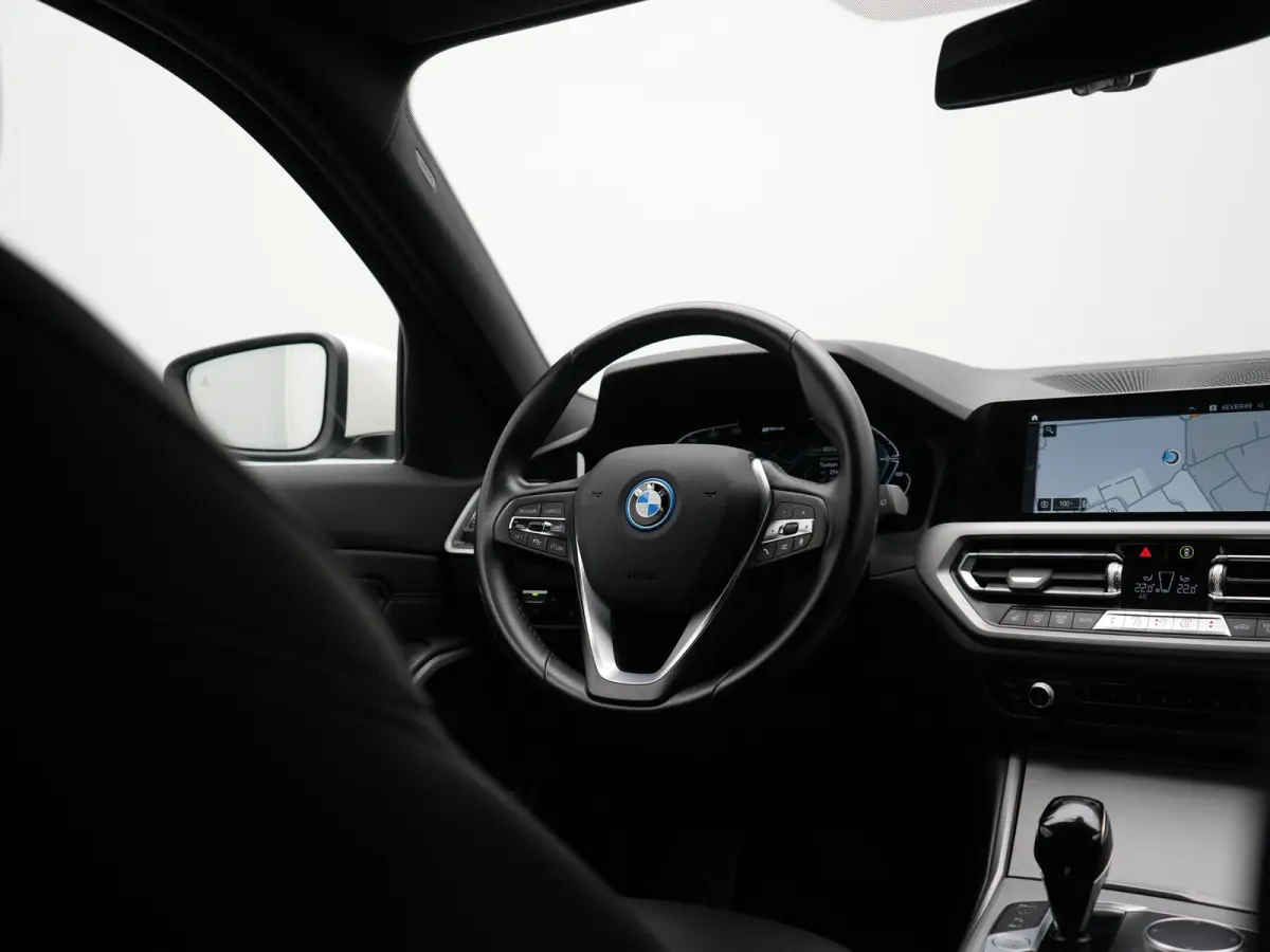 330e Sportline PHEV 293pk | Trekhaak Af Fabriek | Adaptive Cruise | Head Up | 360 Camera | Lederen Sportstoelen Verwarmd | BLIS | Apple Carplay | Navigatie | DAB | Plug In Hybrid |