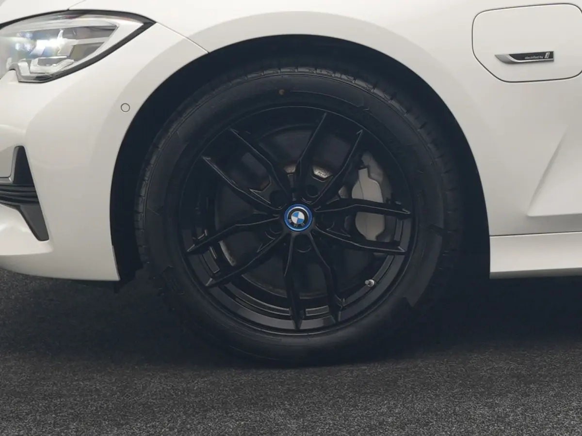330e Sportline PHEV 293pk | Trekhaak Af Fabriek | Adaptive Cruise | Head Up | 360 Camera | Lederen Sportstoelen Verwarmd | BLIS | Apple Carplay | Navigatie | DAB | Plug In Hybrid |