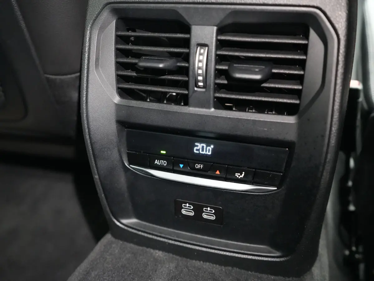 330e Sportline PHEV 293pk | Trekhaak Af Fabriek | Adaptive Cruise | Head Up | 360 Camera | Lederen Sportstoelen Verwarmd | BLIS | Apple Carplay | Navigatie | DAB | Plug In Hybrid |