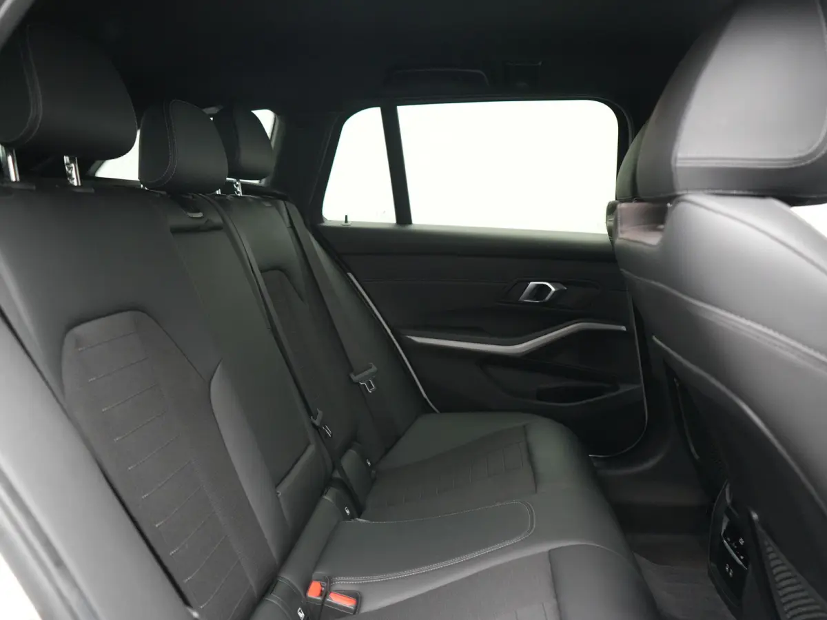 330e Sportline PHEV 293pk | Trekhaak Af Fabriek | Adaptive Cruise | Head Up | 360 Camera | Lederen Sportstoelen Verwarmd | BLIS | Apple Carplay | Navigatie | DAB | Plug In Hybrid |