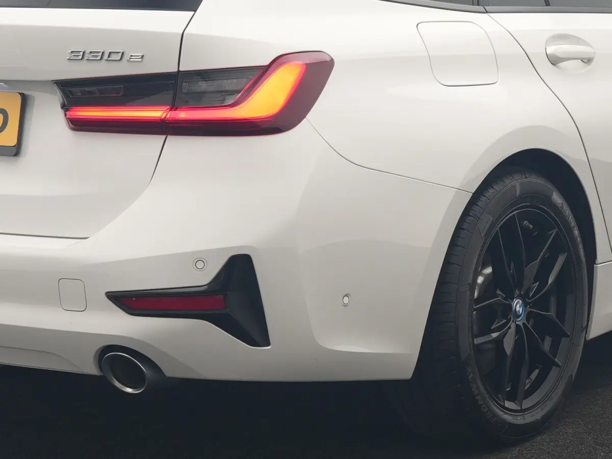 330e Sportline PHEV 293pk | Trekhaak Af Fabriek | Adaptive Cruise | Head Up | 360 Camera | Lederen Sportstoelen Verwarmd | BLIS | Apple Carplay | Navigatie | DAB | Plug In Hybrid |